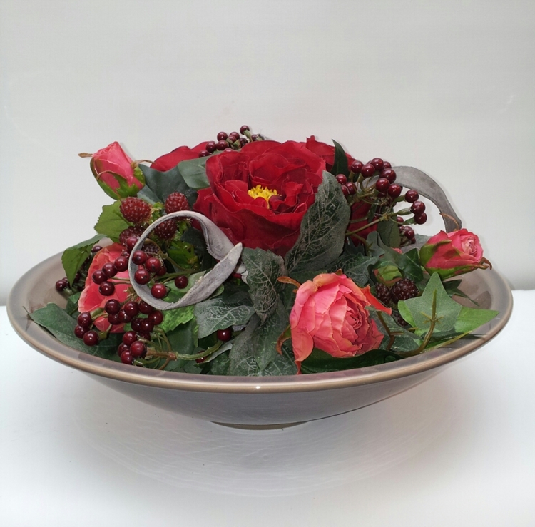 Schaal zijden bloemen